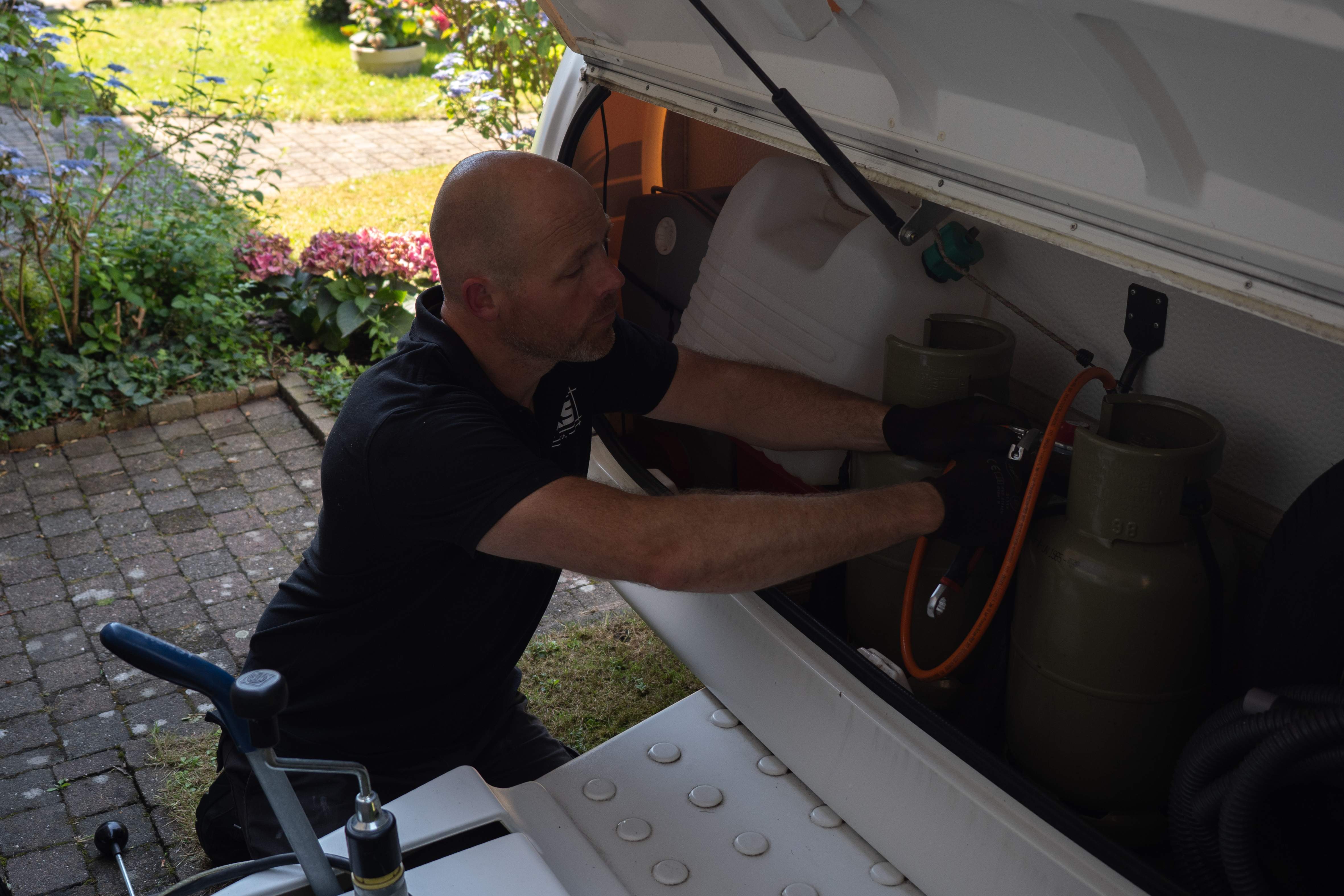 MKS Son werkt aan de gasinstallatie van een camper op locatie